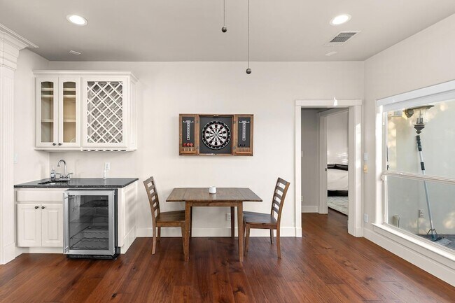 Building Photo - 1400 Camelback