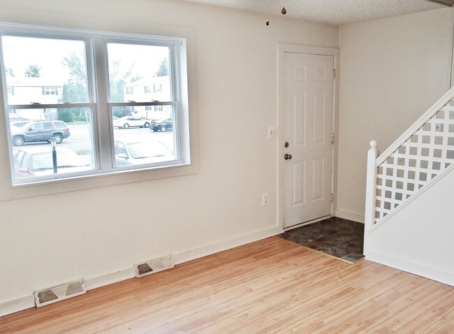 Building Photo - 2 Bed / 1 Bath Townhome