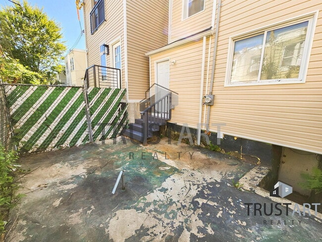 Building Photo - 1933 Colonial St