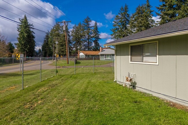 Back view of 521 159th side - 523 159th St E