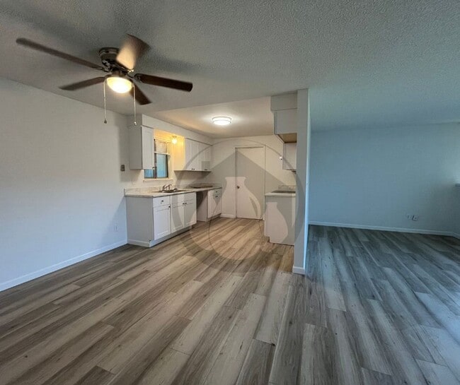 Building Photo - Single Level Triplex Ready to move In!