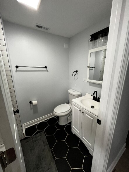 Building Photo - 5428 S Drexel Ave