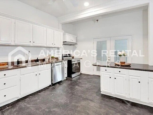 Building Photo - Room to Roam: Expansive Home with Screened Porch - Coming Soon!!