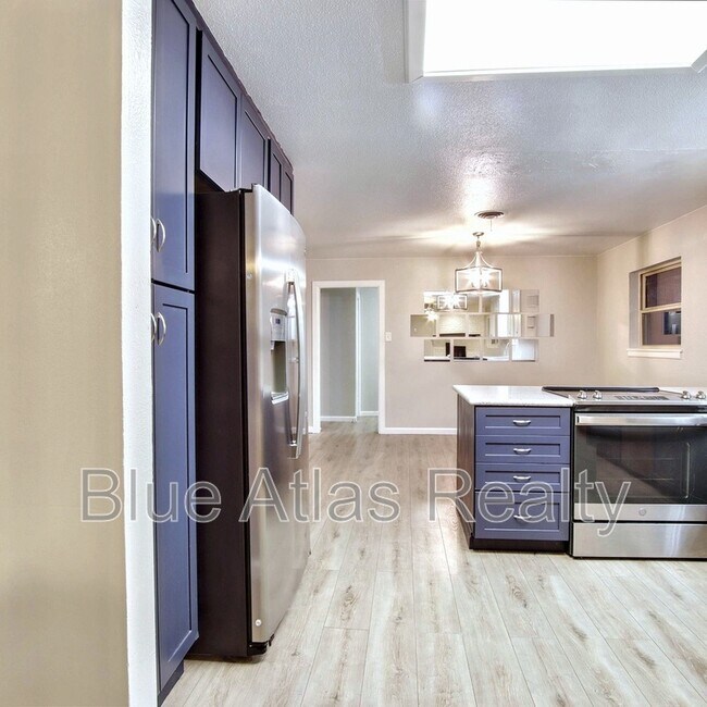 Building Photo - 608 W Pleasantview Dr