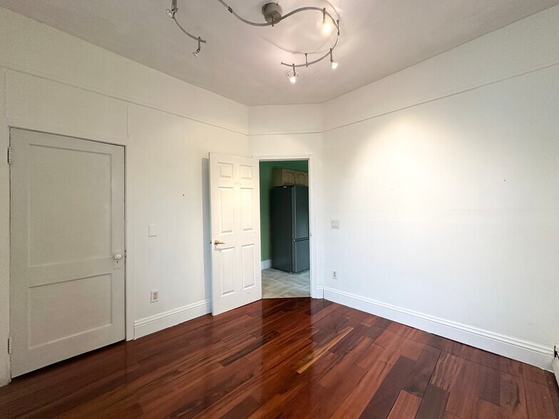 Building Photo - 124 Almy St