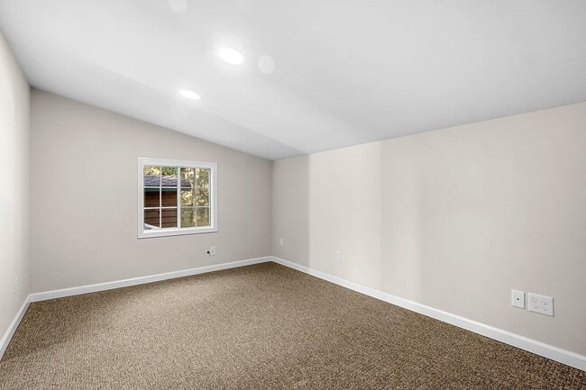 Building Photo - Darling cottage nestled in the woods near Holiday Market in Pleasant Valley!