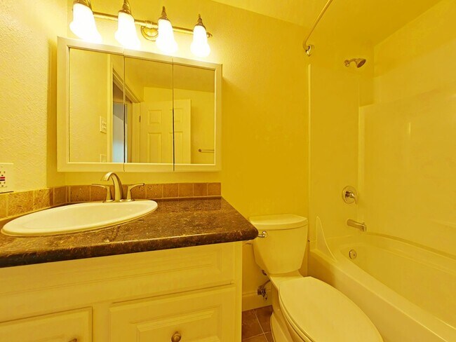 Building Photo - 2 Bedroom Duplex ~ Close to Campus