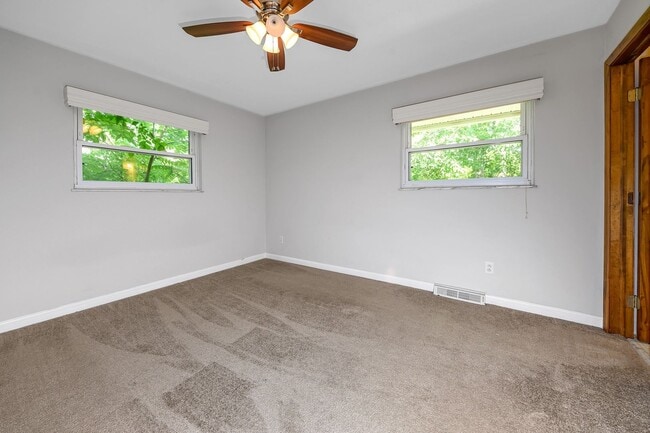 Building Photo - Anderson - Updated and spacious 3 bed 2.5 ...