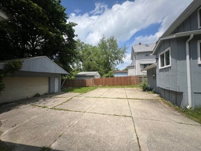 Building Photo - 228 Bowmanville St
