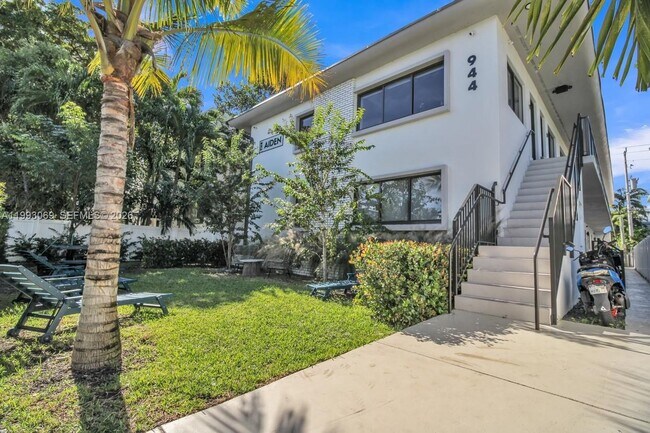 Building Photo - 944 Jefferson Ave