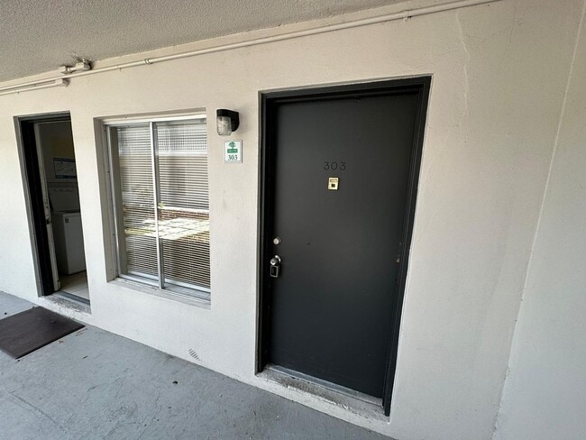 Building Photo - 1830 Maravilla Ave