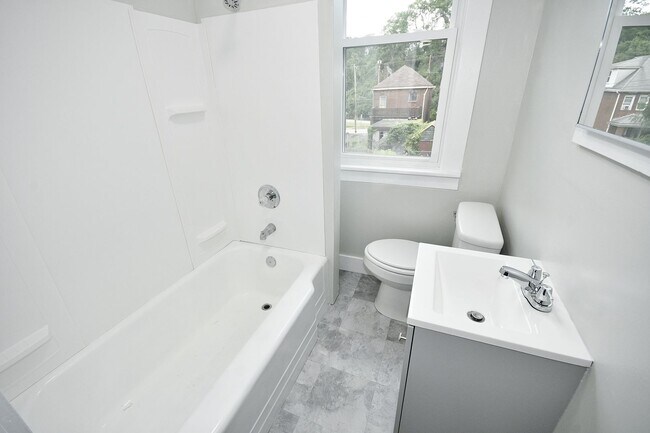 Building Photo - Bright 2-Bedroom Home in Rankin - Section ...