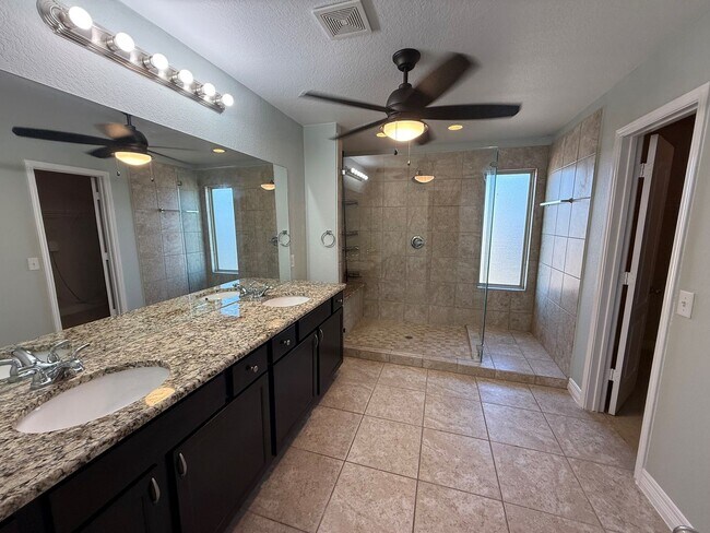 Building Photo - New Braunfels Gem!