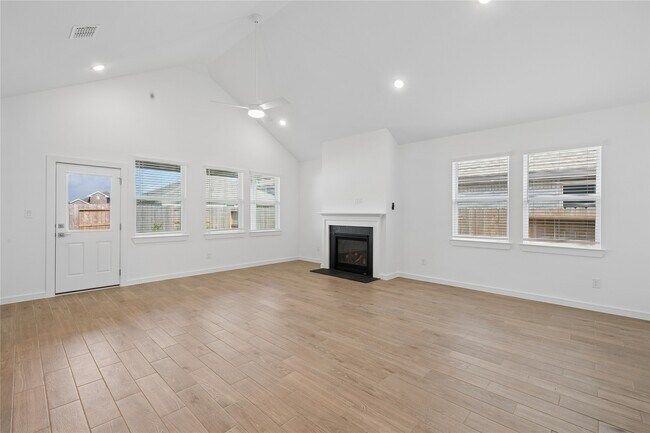 Building Photo - 698 Daniels Lk Ln