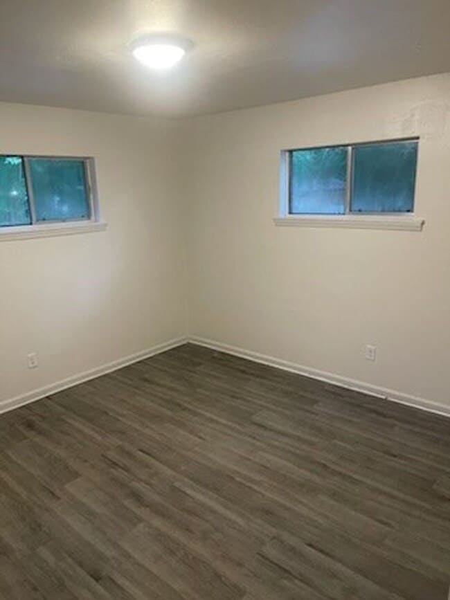 Building Photo - Move-In Ready 2 Bedroom Duplex – Pet Friendly!