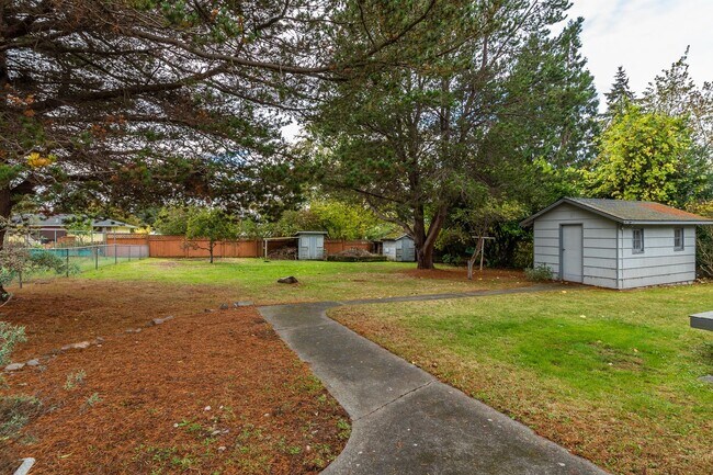 Building Photo - 3 Bedroom Single Story House w/Large Fence...