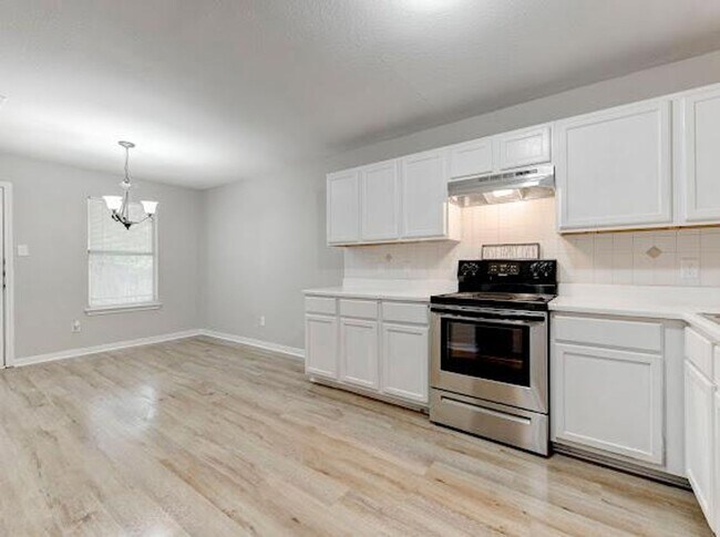 Building Photo - AVAILABLE NOW; APPLY ON OUR WESITE TODAY!