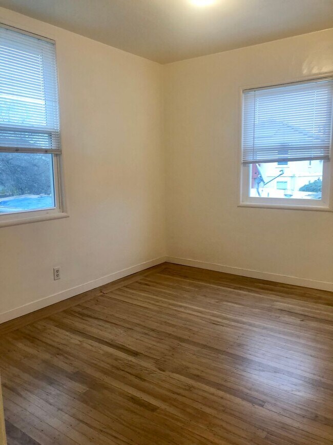 Building Photo - Remodeled top floor 1 Bd with hardwood flooring and spacious modern kitchen!