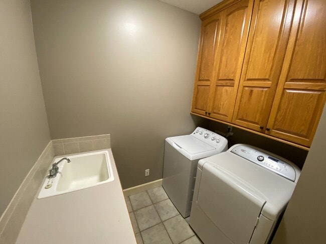Building Photo - Wonderful Fox Chase home with fantastic sp...