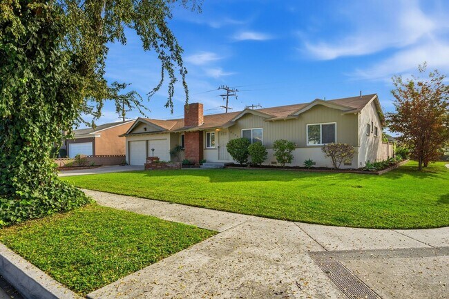 Building Photo - Updated and Stylish 3 bedroom 2.5 bath home in Anaheim