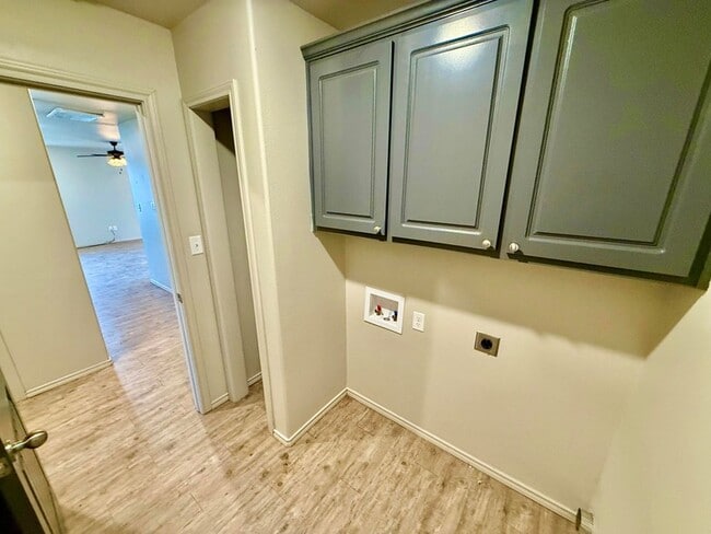 Building Photo - 909 Manchester Ct