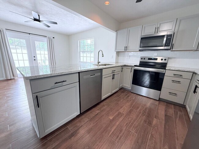 Building Photo - 3-Bed/2-Bath Sarasota Gem: Private Pool & Central Location!!