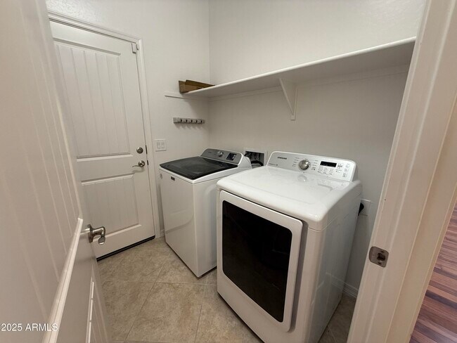Building Photo - 126 E Chelsea Ln