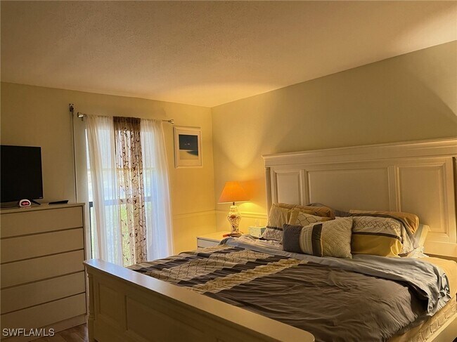 Building Photo - 3195 Boca Ciega Dr