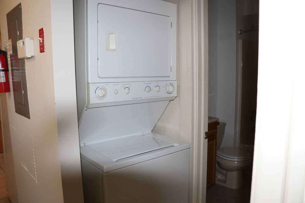 Building Photo - 128 William St