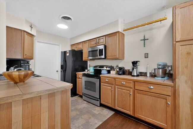 Building Photo - 6500 Martin Ct NE