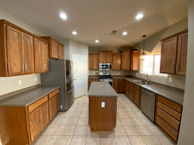 Building Photo - 4 Bedroom Home Available Near Unser Blvd N...