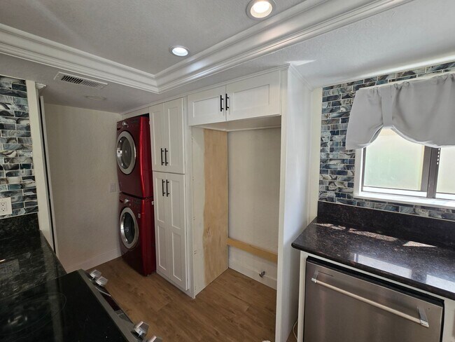 Building Photo - Hawarden Hills Home