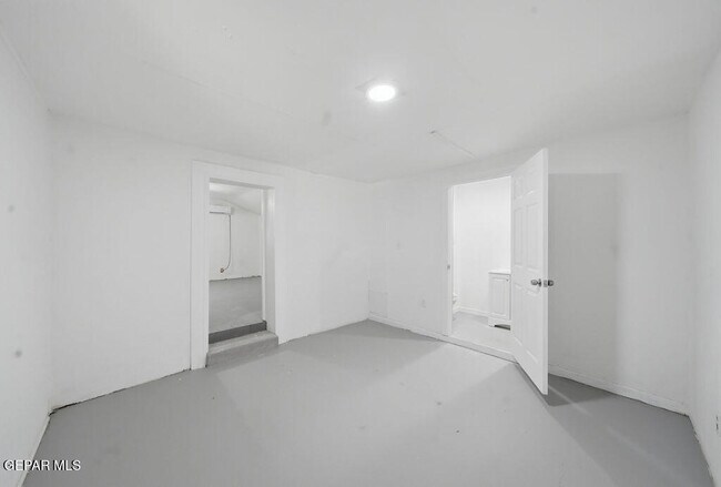 Building Photo - 5833 Ybarra Ct