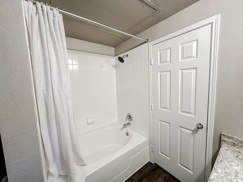 Building Photo - 6225 Saratoga Blvd