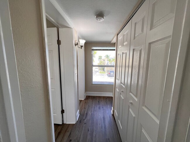 Building Photo - Spacious End-Unit Townhouse in Boynton Beach