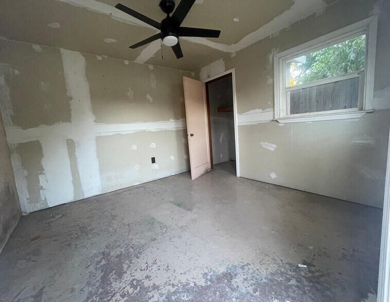 Bonus storage space - 3723 61st St