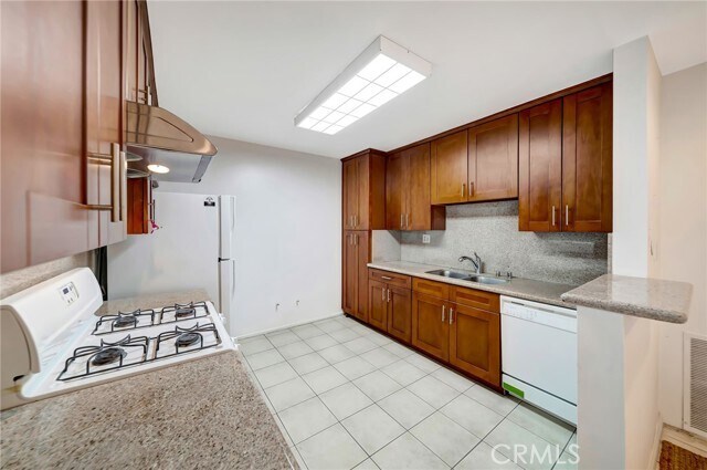 Building Photo - 5315 Zelzah Ave