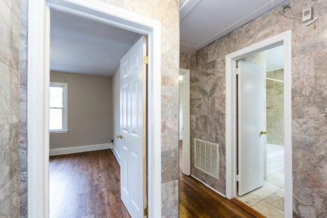Building Photo - "Charming 3-Bedroom Retreat with Gleaming Hardwood Floors in Westerly Hills!"