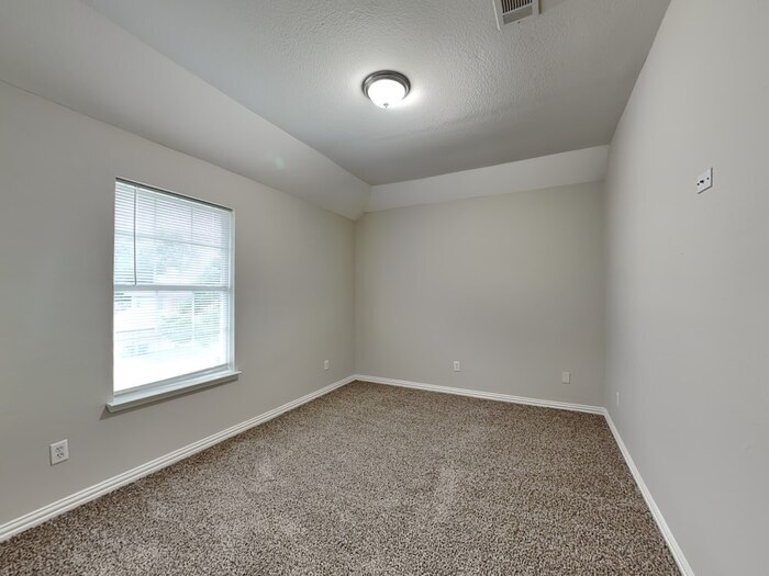 Building Photo - 2208 Rodney Ln