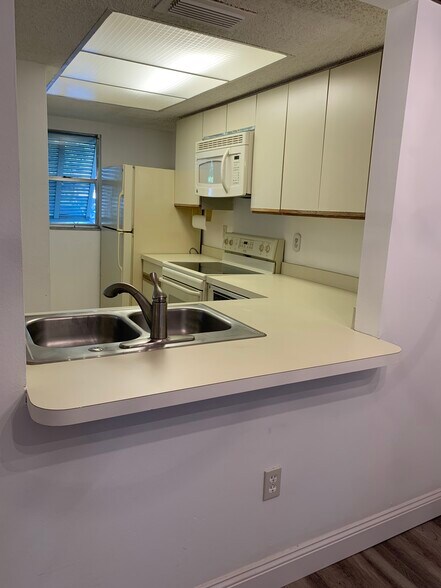 Building Photo - 5310 Royal Palm Ave