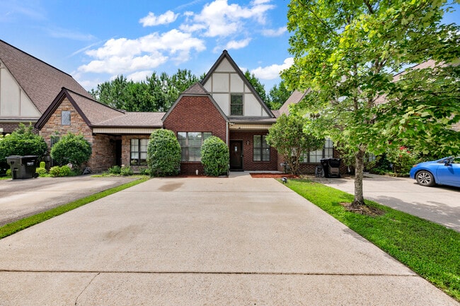 Building Photo - 1017 Ashwood Dr