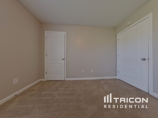 Building Photo - 4650 Camelot Dr