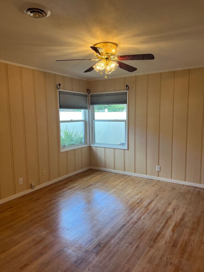 Building Photo - Welcome to this charming 2-bedroom, 2-bathroom home!