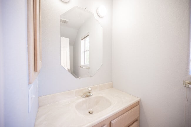 Building Photo - 8420 Bay Crest Dr