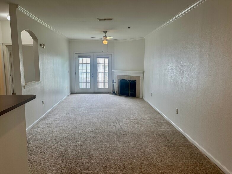 Building Photo - 700 Vista Lake Dr