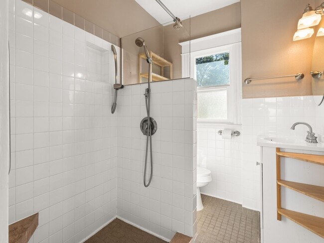 Building Photo - 5 bedroom, 2 bath in North Portland - Bois...