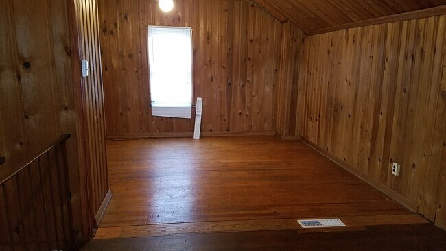 Building Photo - *Last Minute Fall Move in Special $1800 to...
