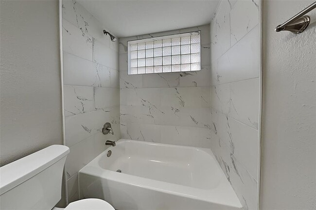 Building Photo - 9903 Jockey Club Dr