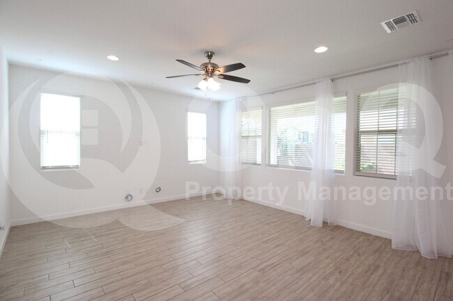 Building Photo - 2438 E Warbler Rd