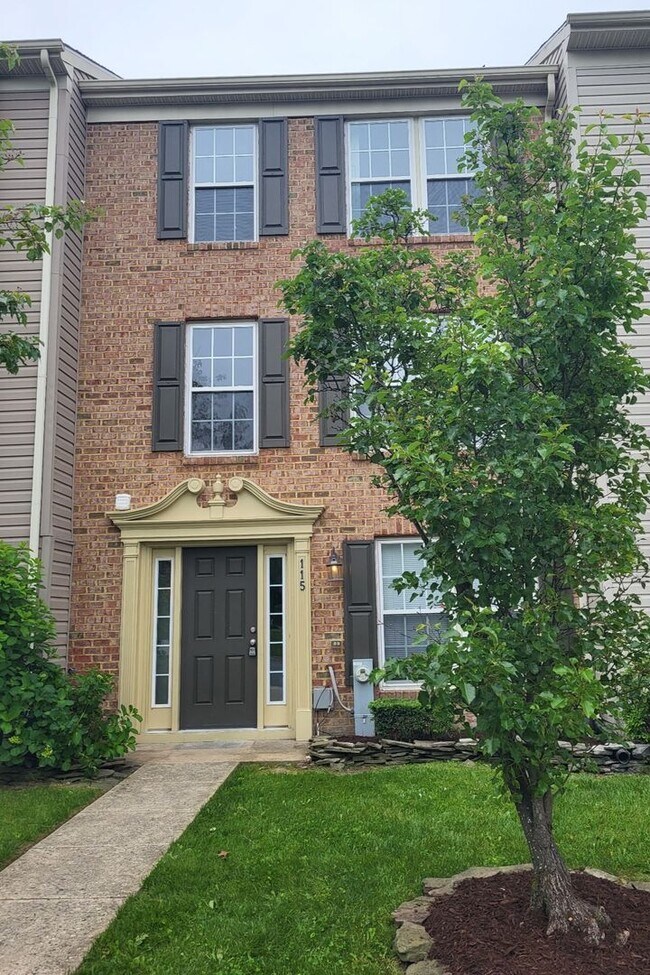 Building Photo - SPACIOUS 3-Level Townhome in Winston's Choice